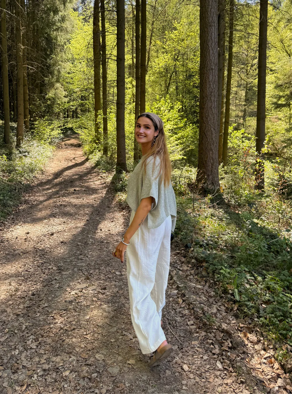 Mirthe wandelt door een zonovergoten bos